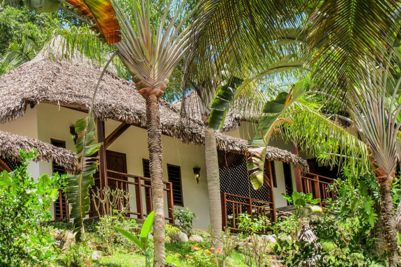 Sakatia Lodge Ampasimena ภายนอก รูปภาพ